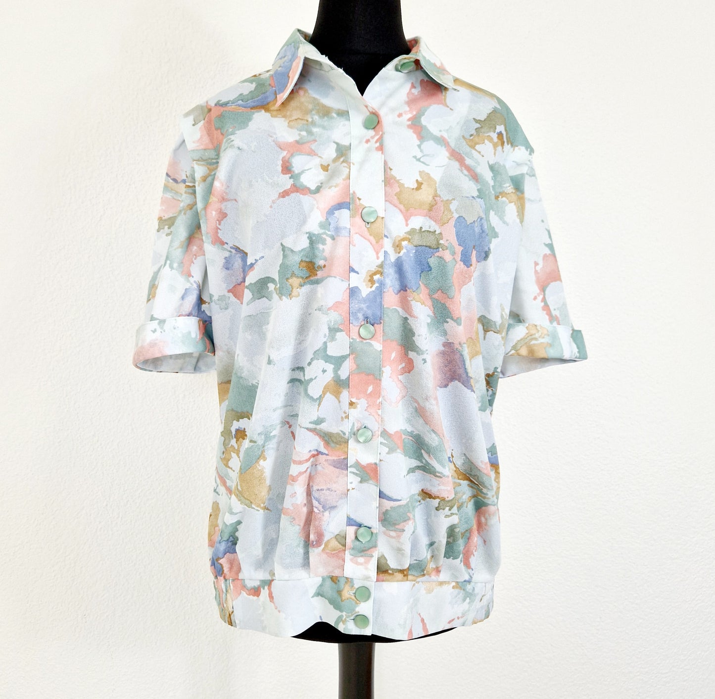 Einzigartige und nachhaltige Vintage Bluse in mint-lachs-hellblau. Unique and sustainable vintage blouse in mint-salmon-light blue. Front.