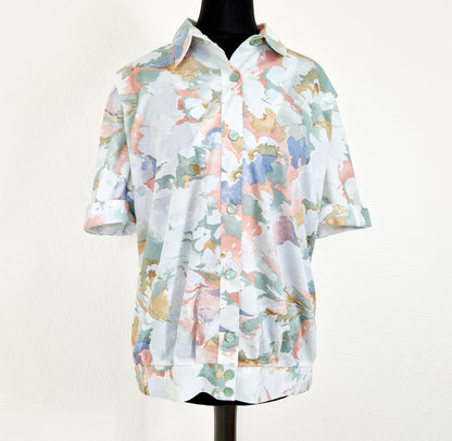 Einzigartige und nachhaltige Vintage Bluse in mint-lachs-hellblau. Unique and sustainable vintage blouse in mint-salmon-light blue. Front.