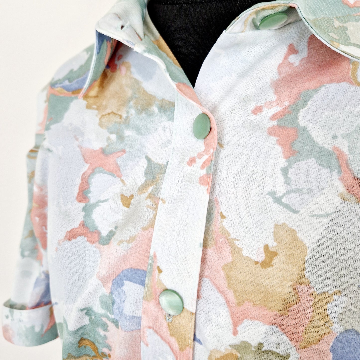 Einzigartige und nachhaltige Vintage Bluse in mint-lachs-hellblau. Unique and sustainable vintage blouse in mint-salmon-light blue. Close-up.