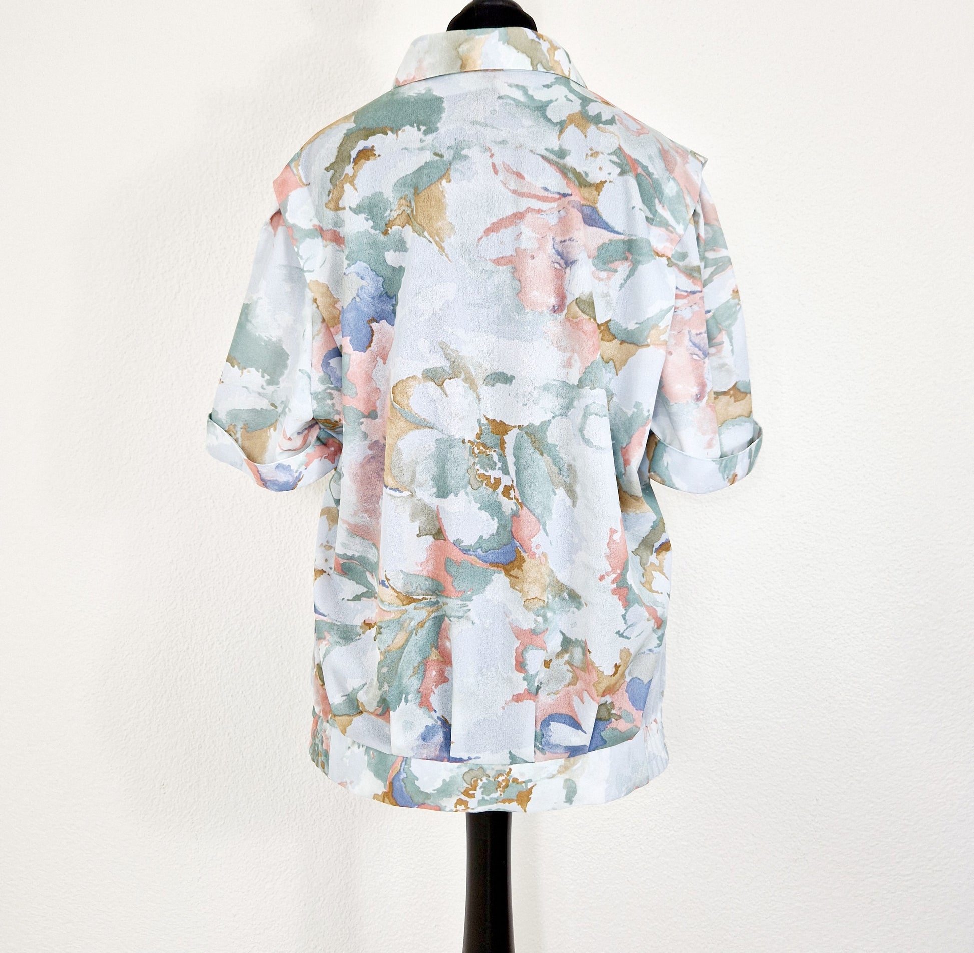 Einzigartige und nachhaltige Vintage Bluse in mint-lachs-hellblau. Unique and sustainable vintage blouse in mint-salmon-light blue. Back.