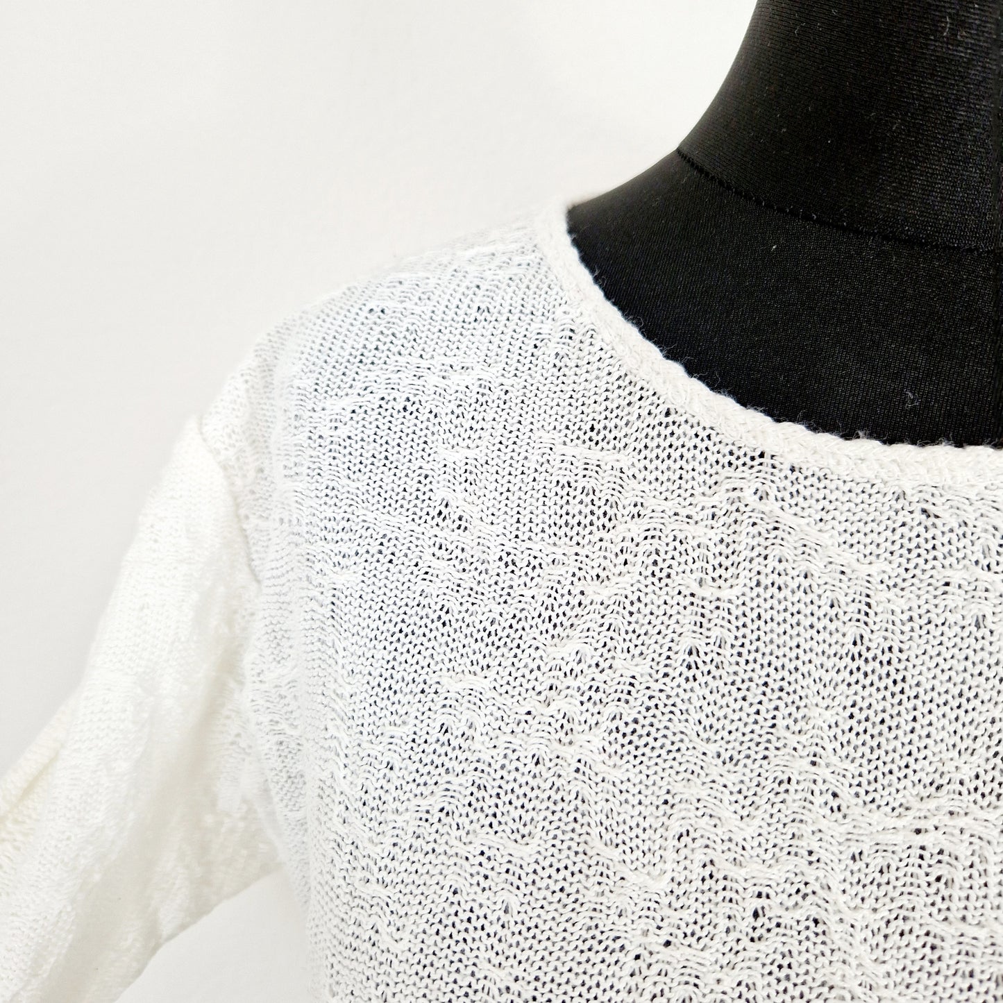 Einzigartiger und nachhaltiger Vintage Pullover in weiss mit 3/4-Ärmeln. Unique and sustainable vintage pullover in white with 3/4-sleeves. Close-up.
