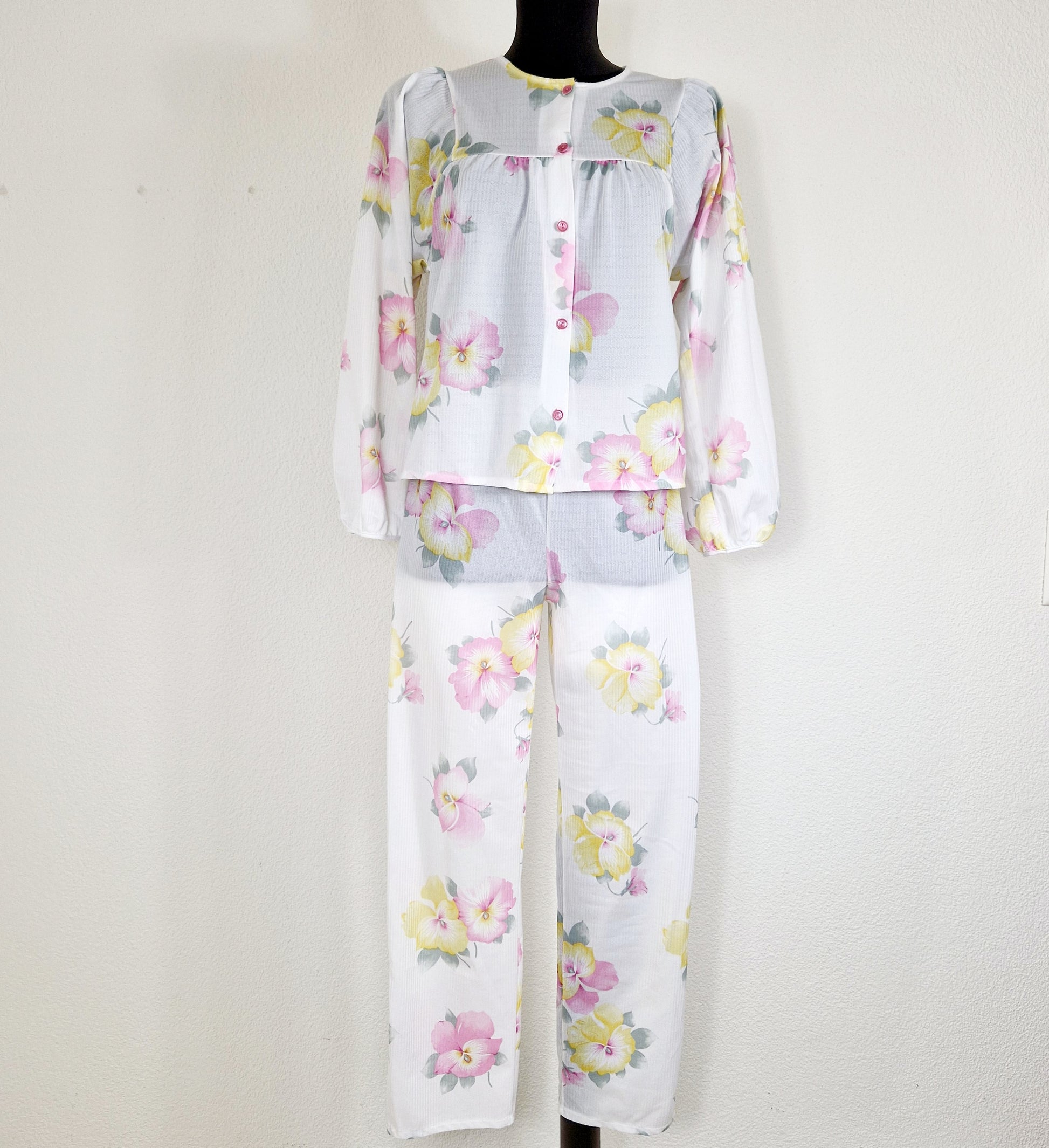 Einzigartiger und nachhaltiger Vintage Pyjama in weiss mit Blumen. Unique and sustainable vintage pyjamas in white with flowers. Front.