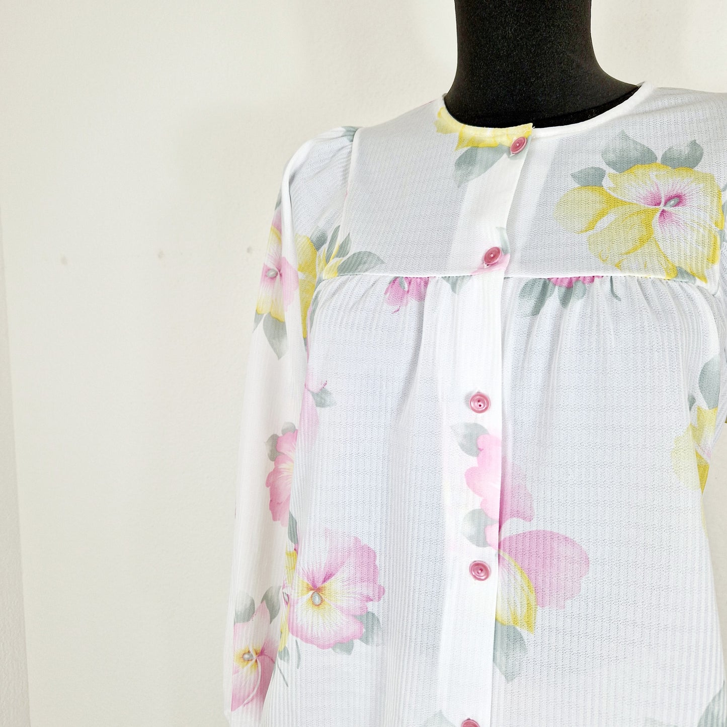 Einzigartiger und nachhaltiger Vintage Pyjama in weiss mit Blumen. Unique and sustainable vintage pyjamas in white with flowers. Close-up.