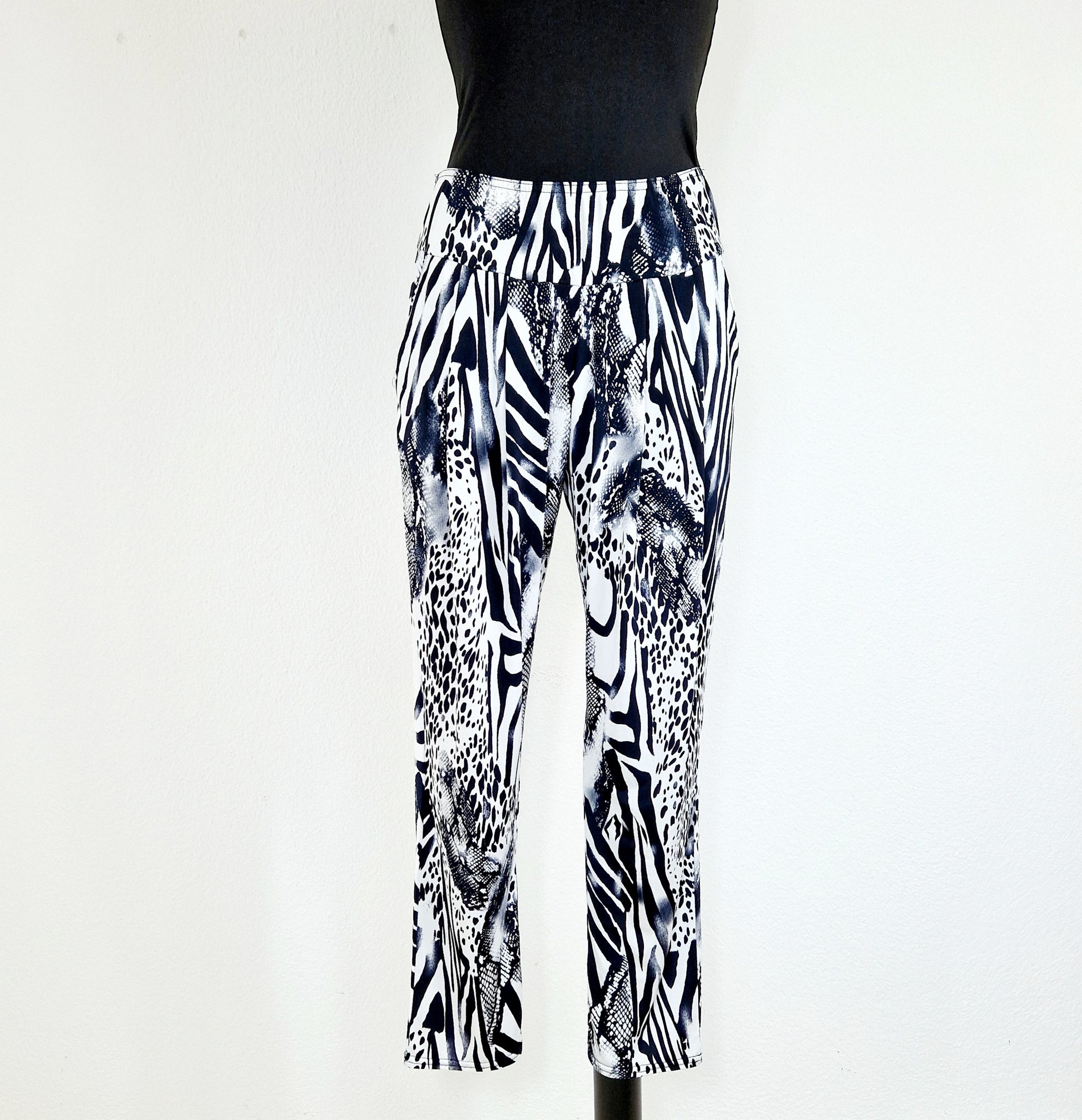 Einzigartige und nachhaltige Vintage Hose mit Animalprint. Unique and sustainable vintage pants with animal print. Front.