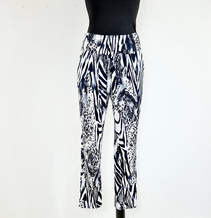 Einzigartige und nachhaltige Vintage Hose mit Animalprint. Unique and sustainable vintage pants with animal print. Front.