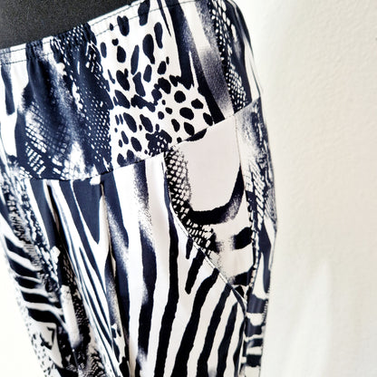Einzigartige und nachhaltige Vintage Hose mit Animalprint. Unique and sustainable vintage pants with animal print. Close-up.
