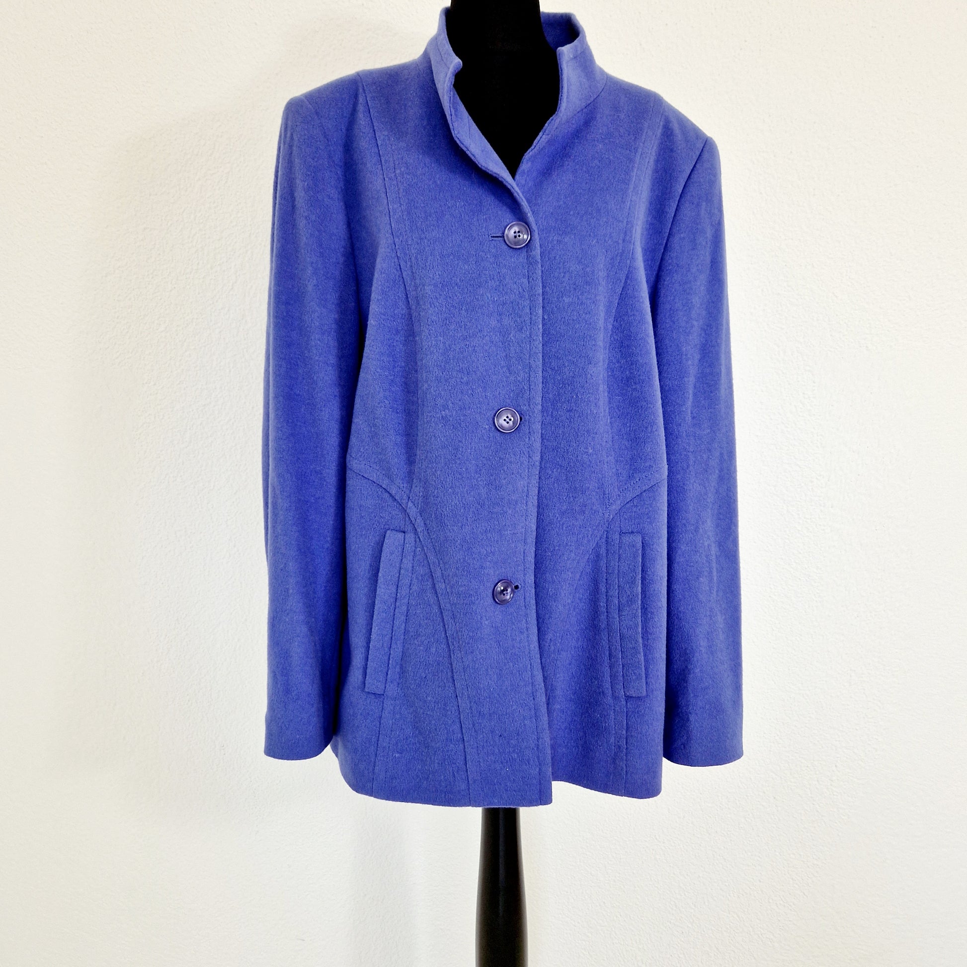 Einzigartige und nachhaltige Vintage Jacke in blau. Unique and sustainable vintage jacket in blue. Front.