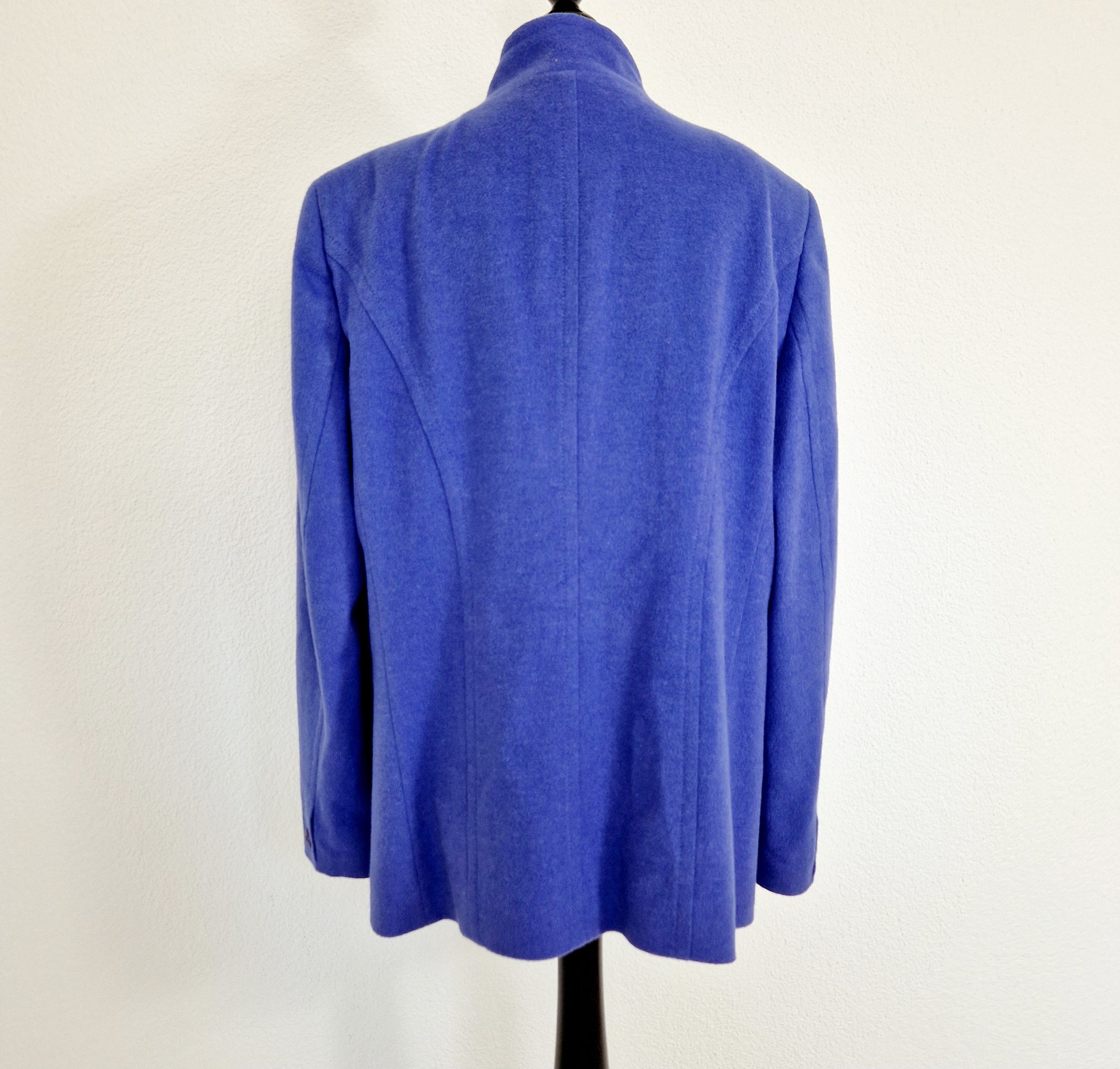 Einzigartige und nachhaltige Vintage Jacke in blau. Unique and sustainable vintage jacket in blue. Back.