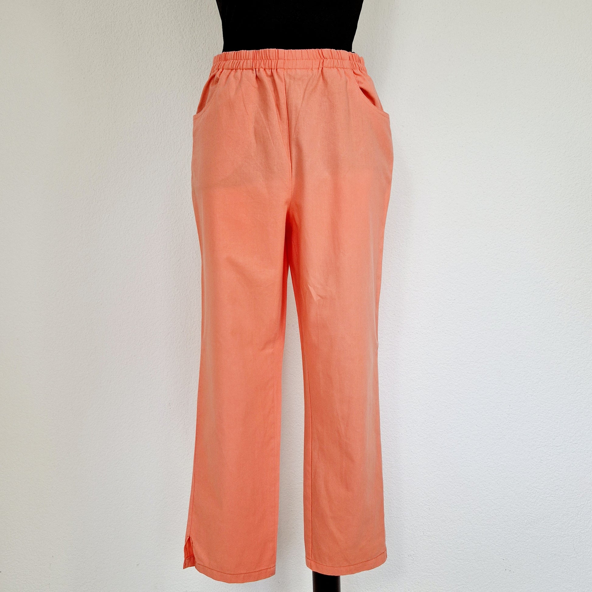Einzigartige und nachhaltige Vintage Hose in lachs. Unique and sustainable vintage trousers in salmon. Front.