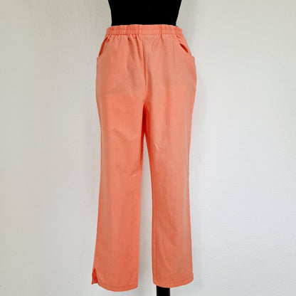 Einzigartige und nachhaltige Vintage Hose in lachs. Unique and sustainable vintage trousers in salmon. Front.