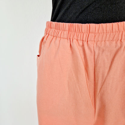 Einzigartige und nachhaltige Vintage Hose in lachs. Unique and sustainable vintage trousers in salmon. Close-up.